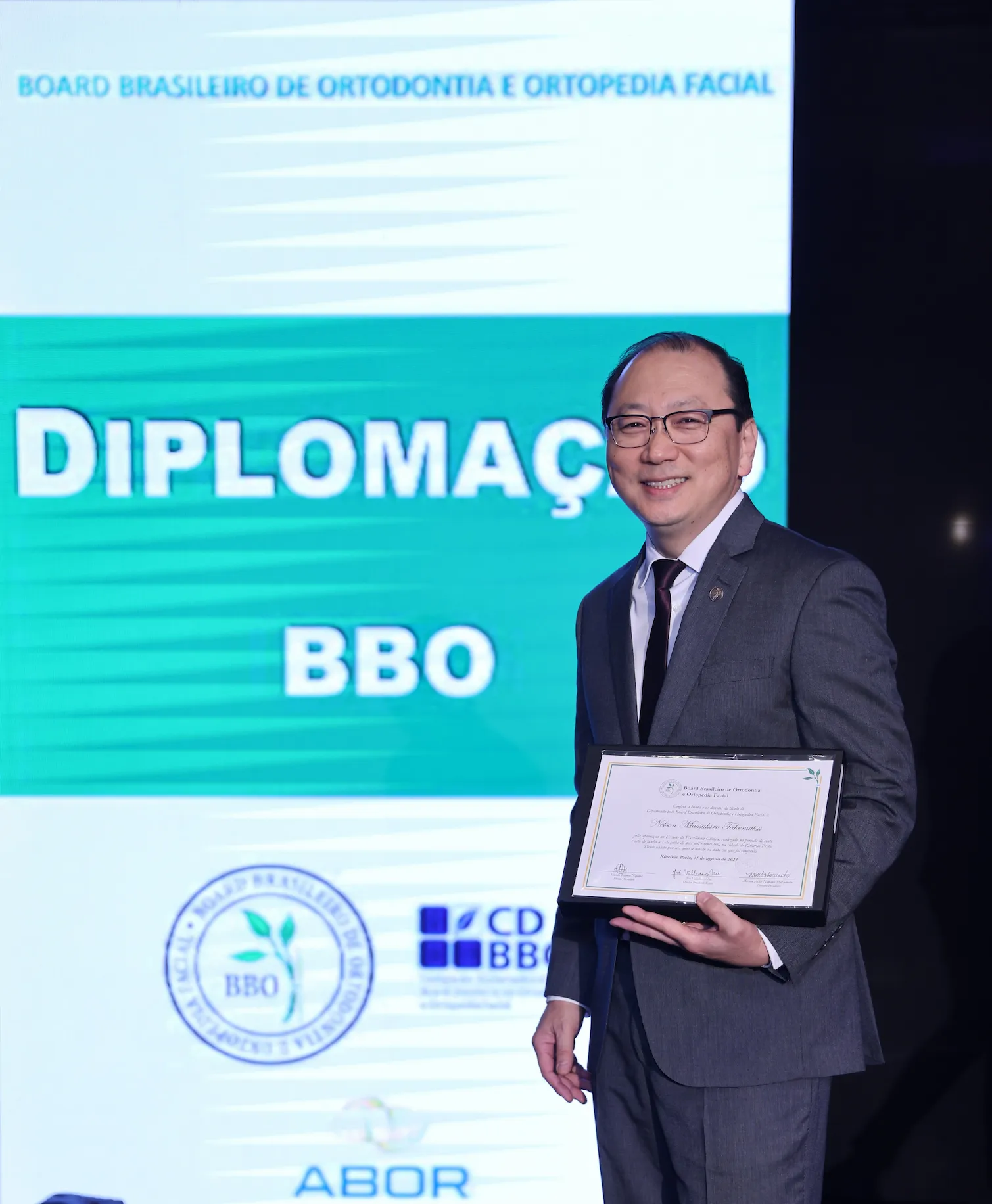 Dr. Nelson cumprimentando os diretores e professores do Board durante a cerimônia de diplomação