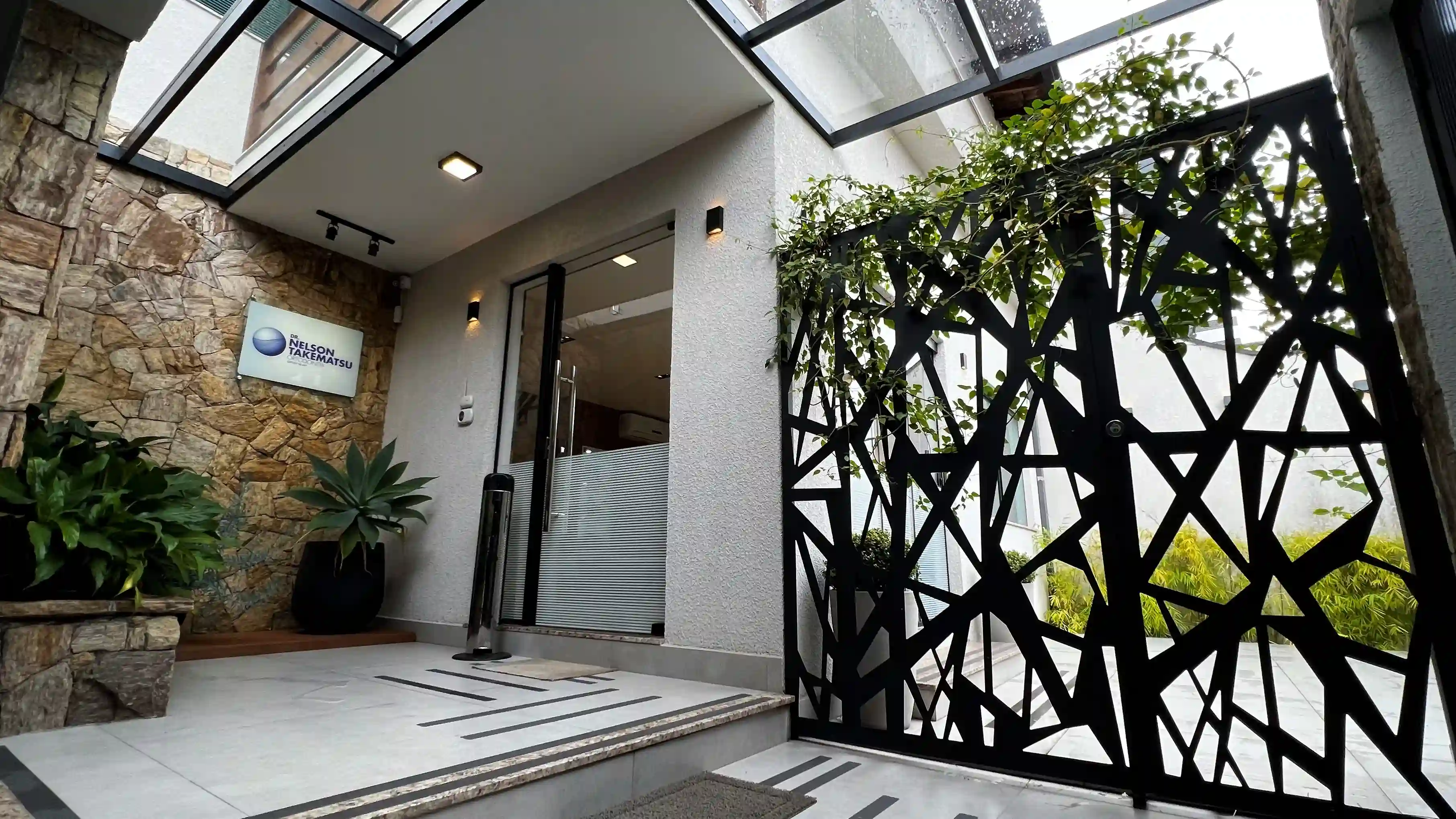 Entrada externa da clínica com design contemporâneo