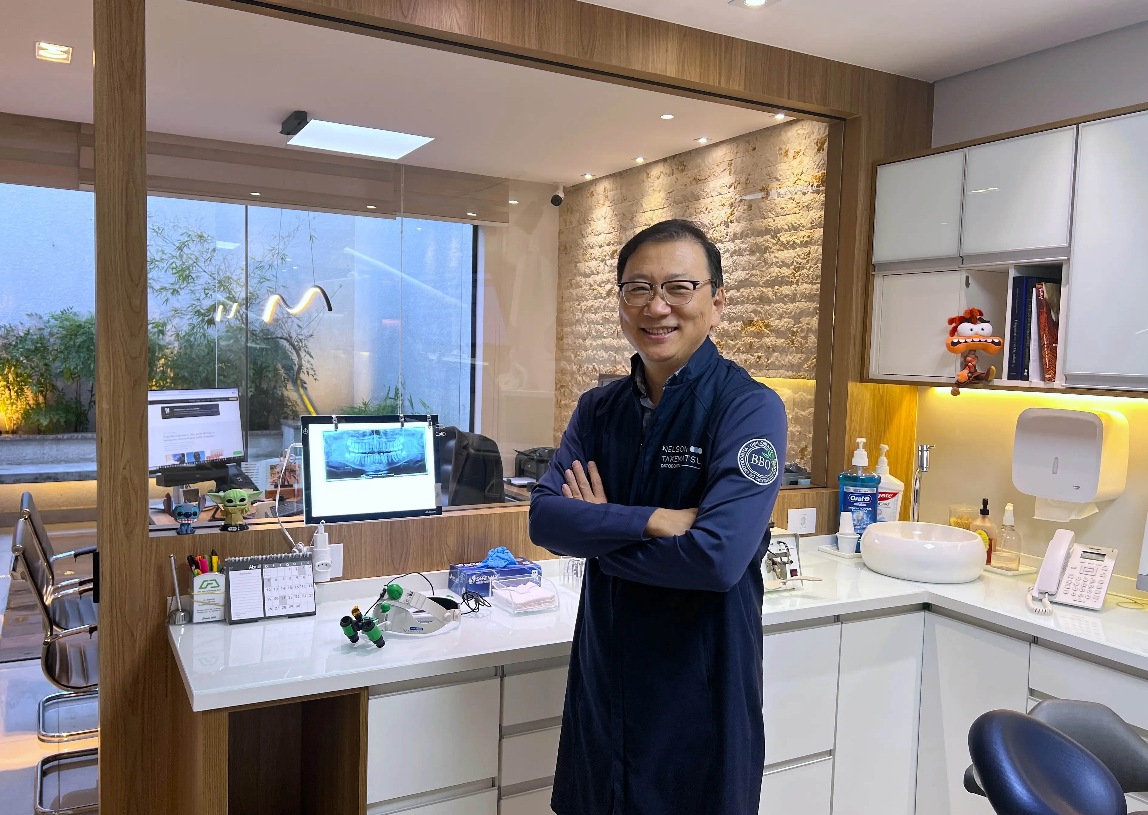 Dr. Nelson Takematsu no ambiente de atendimento da clínica