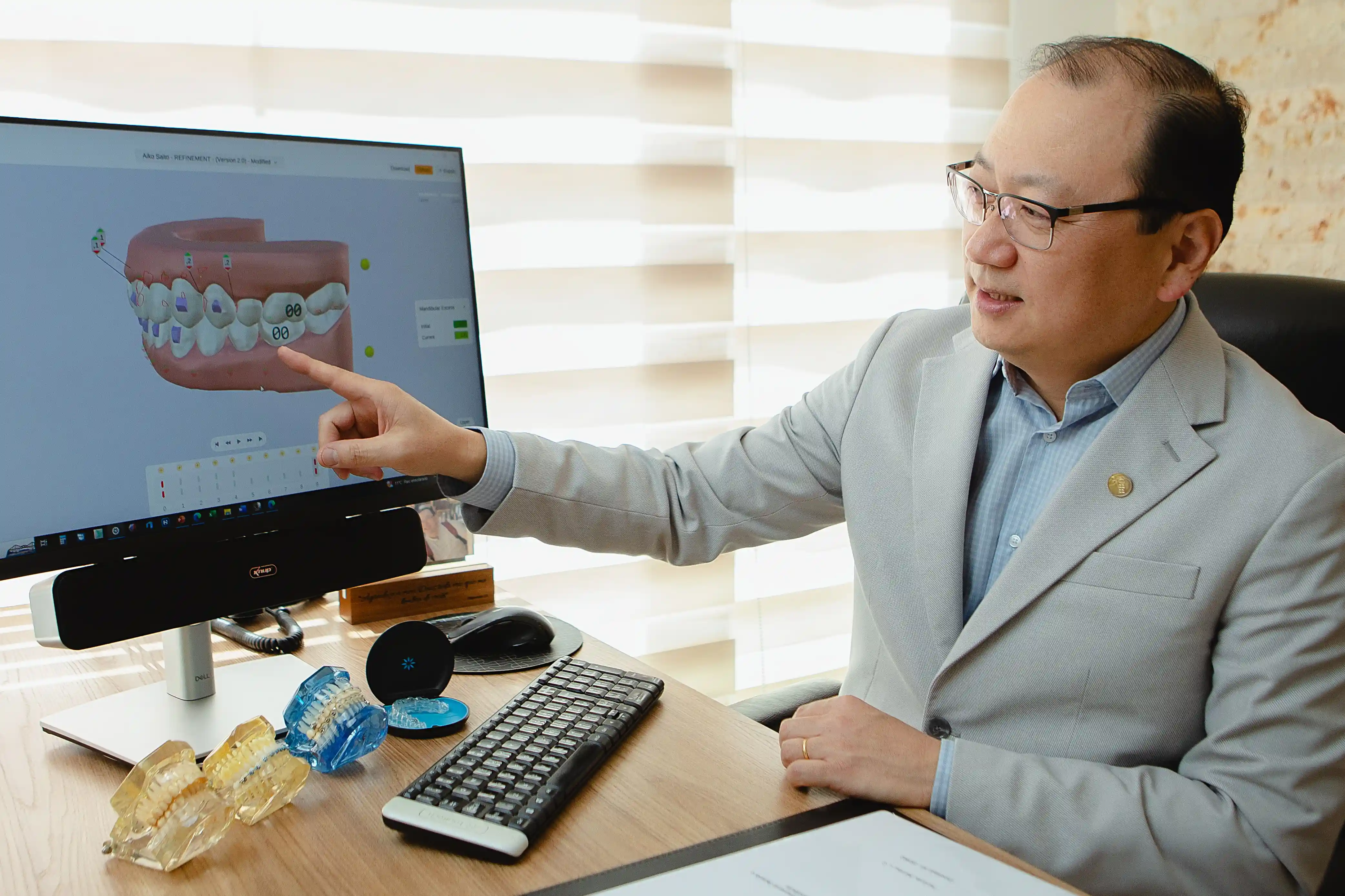 Dr. Nelson Takematsu apresentando planejamento digital de tratamento ortodôntico