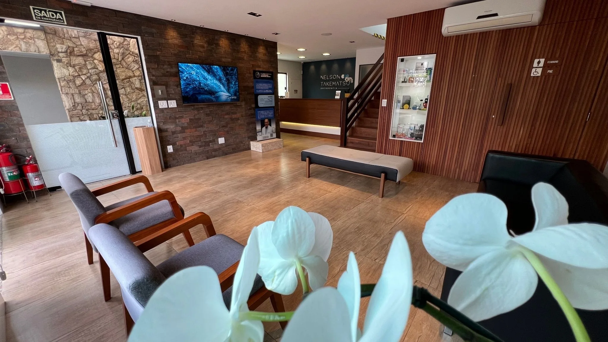 Recepção e sala de espera da clínica em Mogi das Cruzes